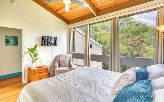 Downtown Kailua-kona Condo w/ Pool & Views