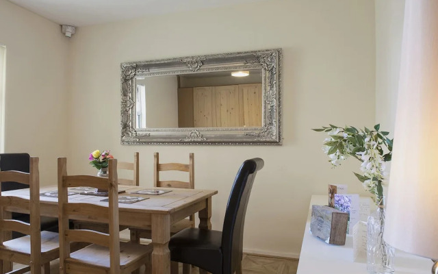 Cargo Cafe Apartments