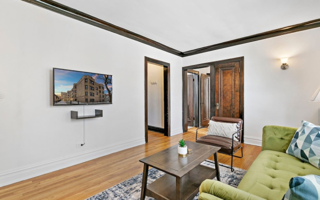 Home w 1BR Kitchen&Wi-Fi near Larchmont