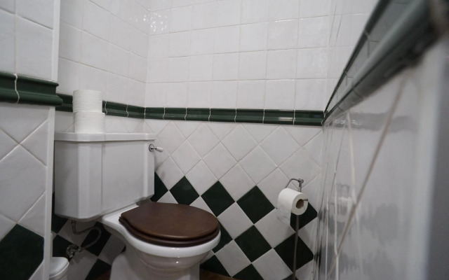 Modern house - air cond, free parking, breakfast