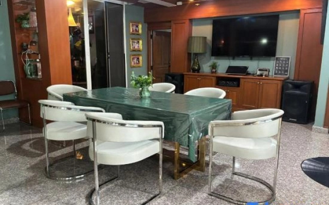 The Oasis on 8 Cozy Homestay & Café