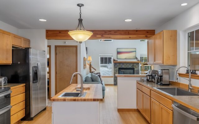 Just Plain Getaway 3 Bedroom Home by NW Comfy Cabins by RedAwning