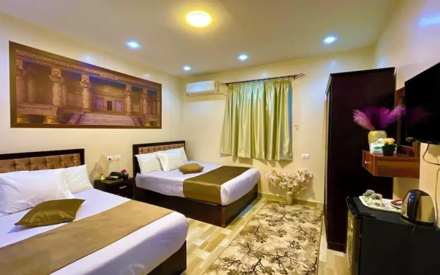 Nemes Pyramids View INN