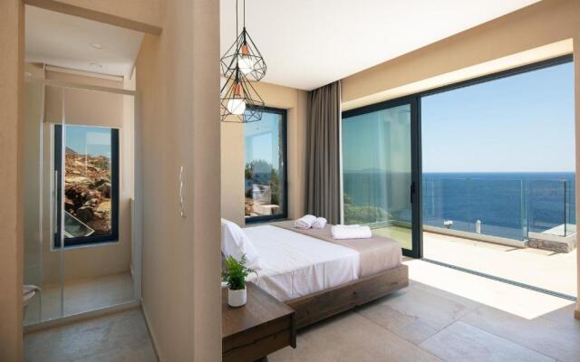 Seafront luxury villa with infinity pool & devine views!