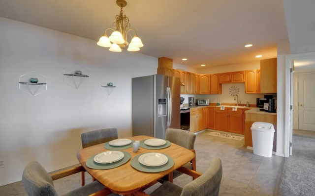 Waterfront PNW Escape w/ Deck & Beach Access!