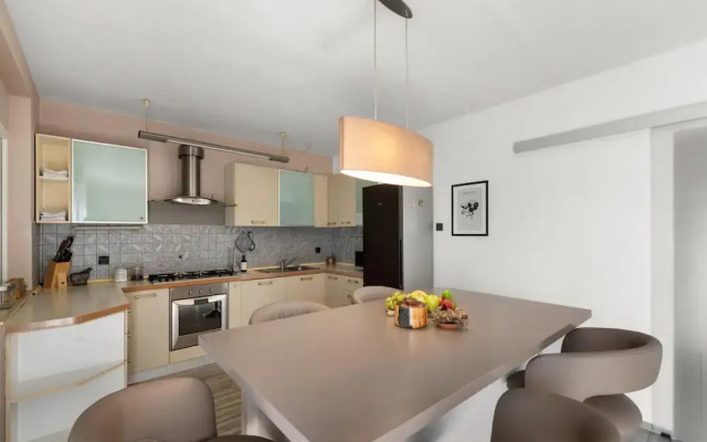 Premium Apartment With Patio