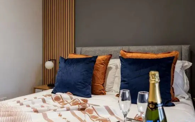 Luxurious 2-Bed Apt w/ Stunning Sea View & Parking