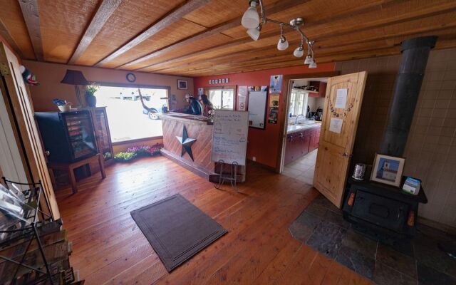 North Yellowstone Lodge and Hostel