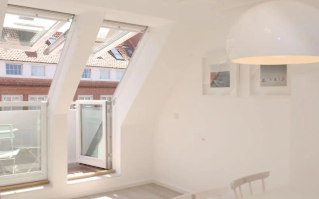 House Flora, Golden Knoepke