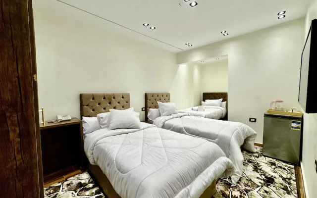 Shiny Pyramids Boutique Hotel