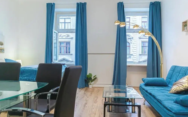 Elegant 2BR Apt Steps from Westbahnhof