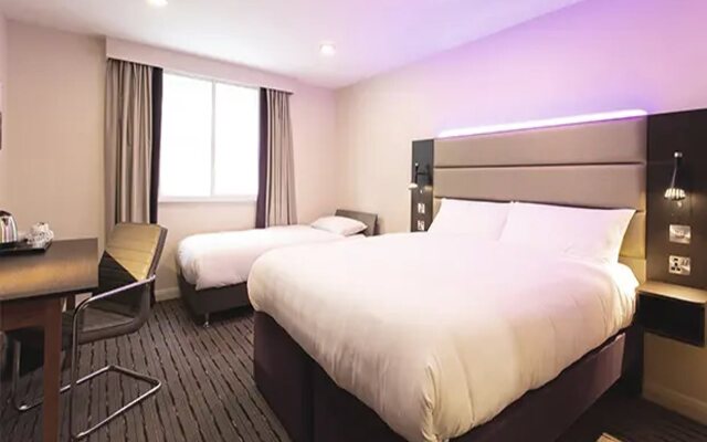 Premier Inn Luton South M1, J9