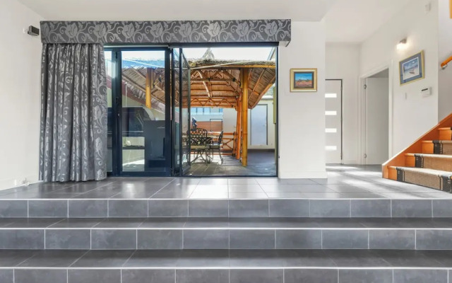 Waterfront Home - Gorgeous Views - 2 Bed