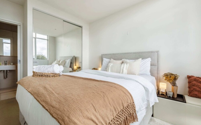 Stunning View 2-bed in Port Melbourne w/ Parking – Guest Rooms – Melbourne