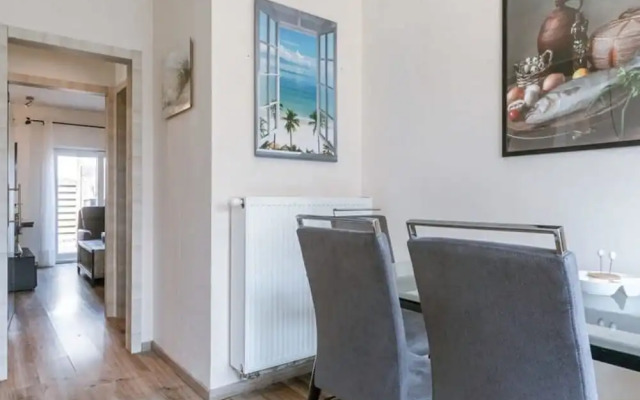 Spacious House With Garden and Parking