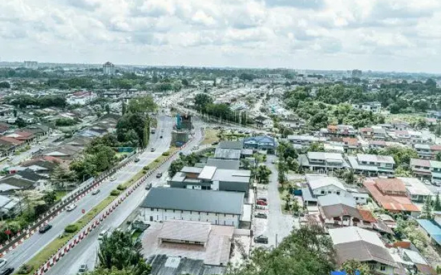 The Everly Lhesson Kuching