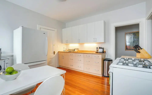 Walk to Harvard Square: Apartment in Cambridge