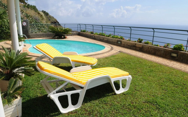 An Uninterrupted 180º Overlooking the Atlantic Ocean