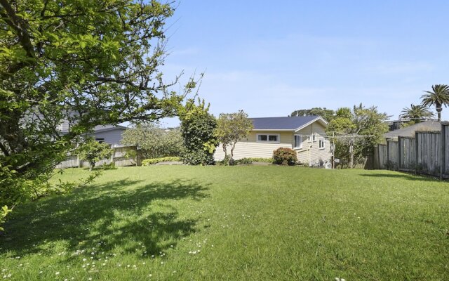 Dazzling Mairangi Bay Retreat Sea Views