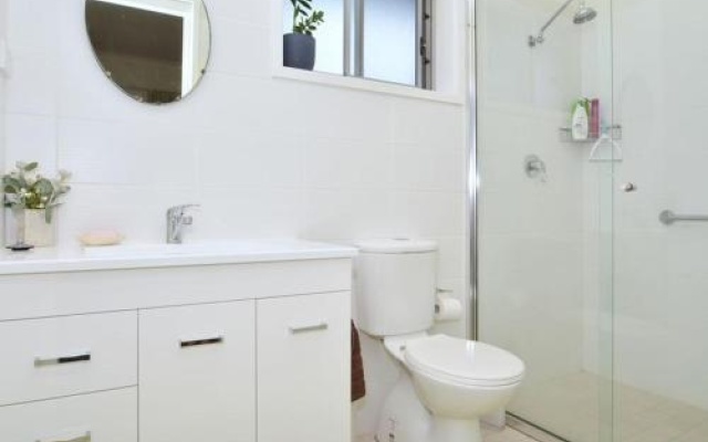 Gartelmann Studio @ Gartelmanns Wines walk to The Deck Cafe + Wine tasting – Bathroom – Rothbury