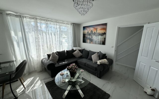 Modern 3-bed Hideaway Near Westgate With Parking