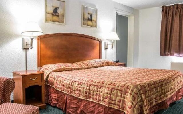 Econo Lodge Inn & Suites