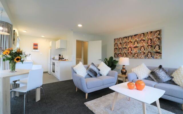 Central City Apartment, Parking, Bay Views
