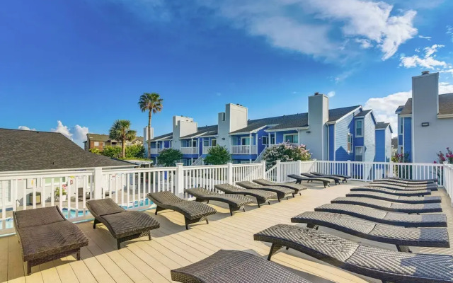Bay View, Pool Access: Romantic Galveston Retreat!