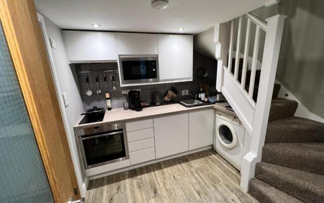 The Tower, 1 bed 1850's Tiny House