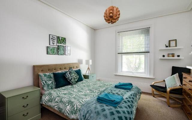 Great family flat just 10 mins walk to beach