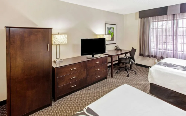 La Quinta Inn And Suites Milwaukee Delafield