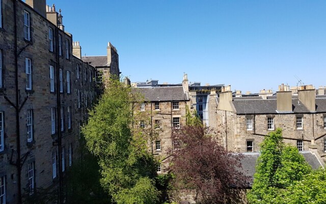 Upmarket Georgian Apartment Edinburgh