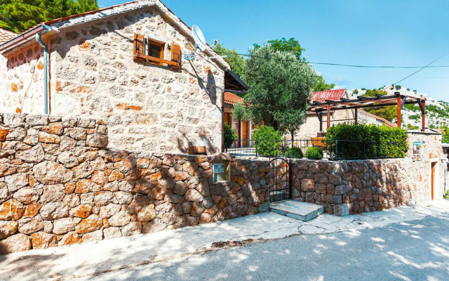 Holiday house Jucinovi Dvori, Starigrad Paklenica with pool
