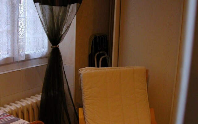 Studio in Néris-les-bains, With Enclosed Garden and Wifi