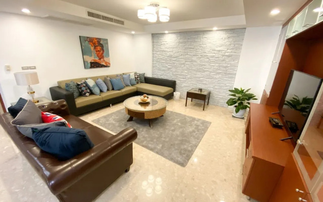 JJ Suites - Your Home on 11