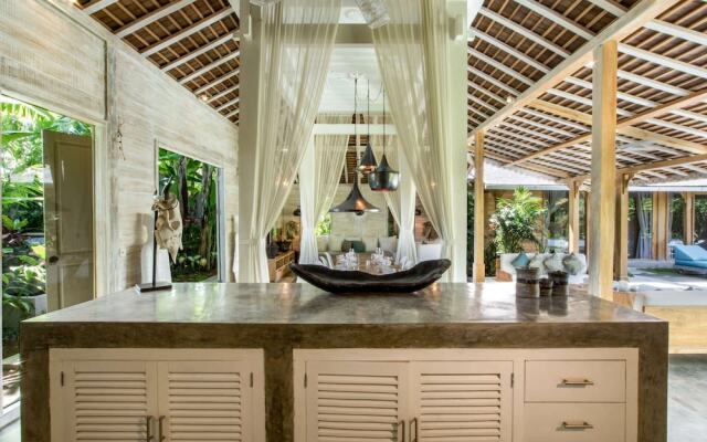 Luxury 4 Bedroom Villa With Private Pool, Bali Villa 2007