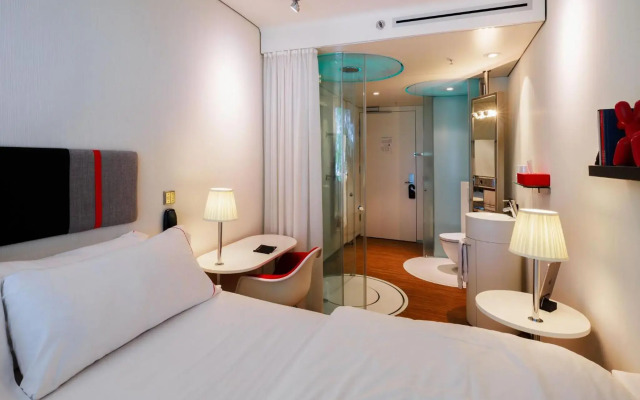 citizenM Schiphol Airport