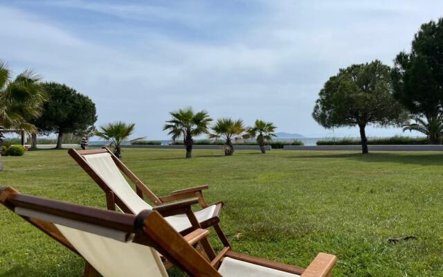 Cozy Beachfront Maisonette Offers Panoramic Views of Sea!