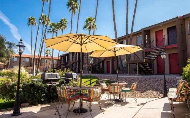Scottsdale's Premium Short Term Getaway, Fully Furnished 1 Bedroom Homes, Free Golf, Cable, Utilities, Wi-fi, Parking, Pool, and Bike Trails- Unit 112 by Redawning