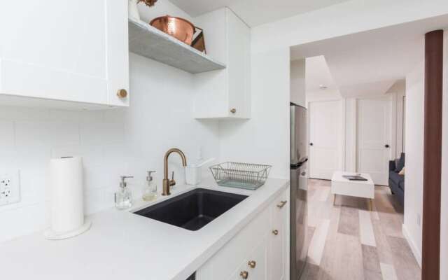1 Bedroom Trendy Condo in Trinity Bellwoods