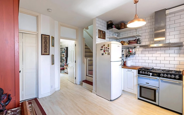 Stylish & Spacious 3-bed Home in Vibrant Bow