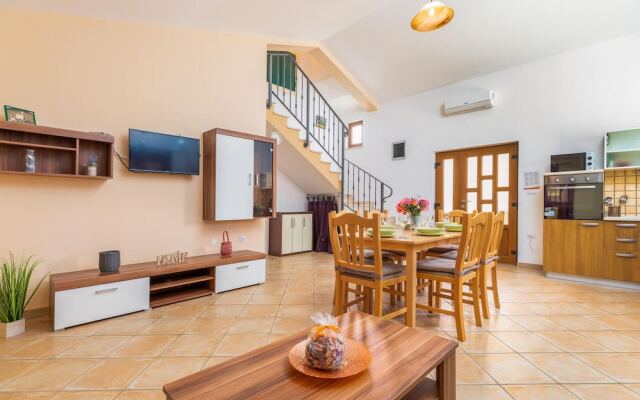Awesome Home in Liznjan With Wifi and 2 Bedrooms