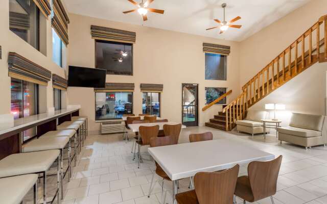 Super 8 by Wyndham Longmont/Twin Peaks