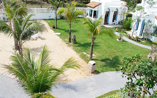 Baan Montra Beach Resort