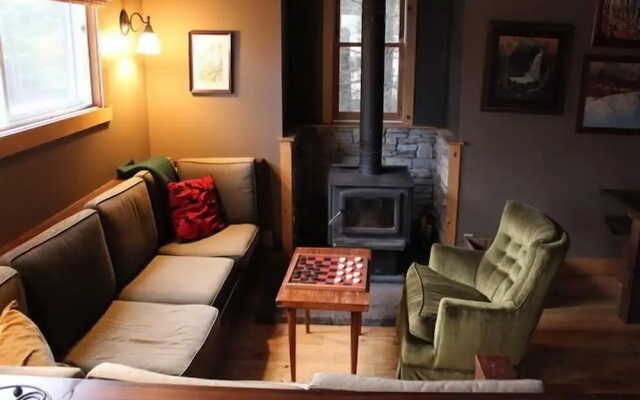 Algonquin Cottage Outpost