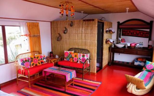 Uros Qhanita Lodge