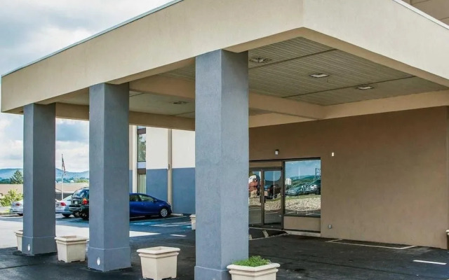 Econo Lodge Inn & Suites Outlet Village