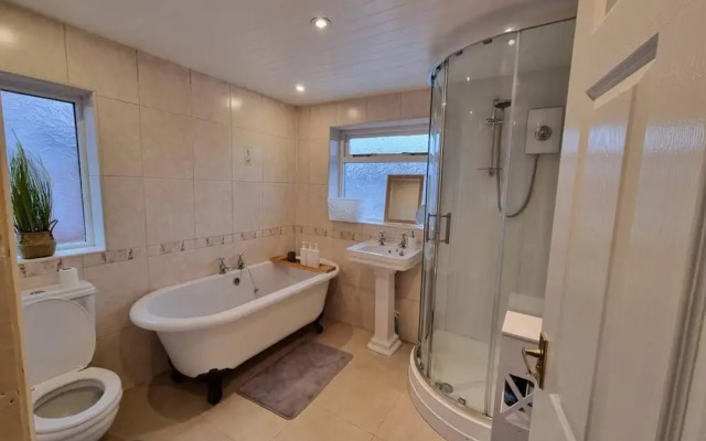 3 Bed Spacious House With Parking