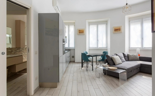 Wide and Bright Apartment next to metro station - Pacini