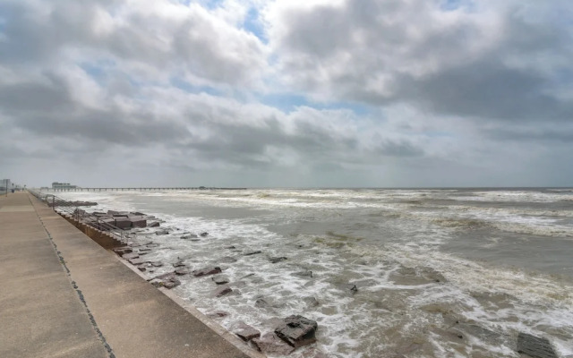 Pool Access, Walk to Beach: Galveston Condo!